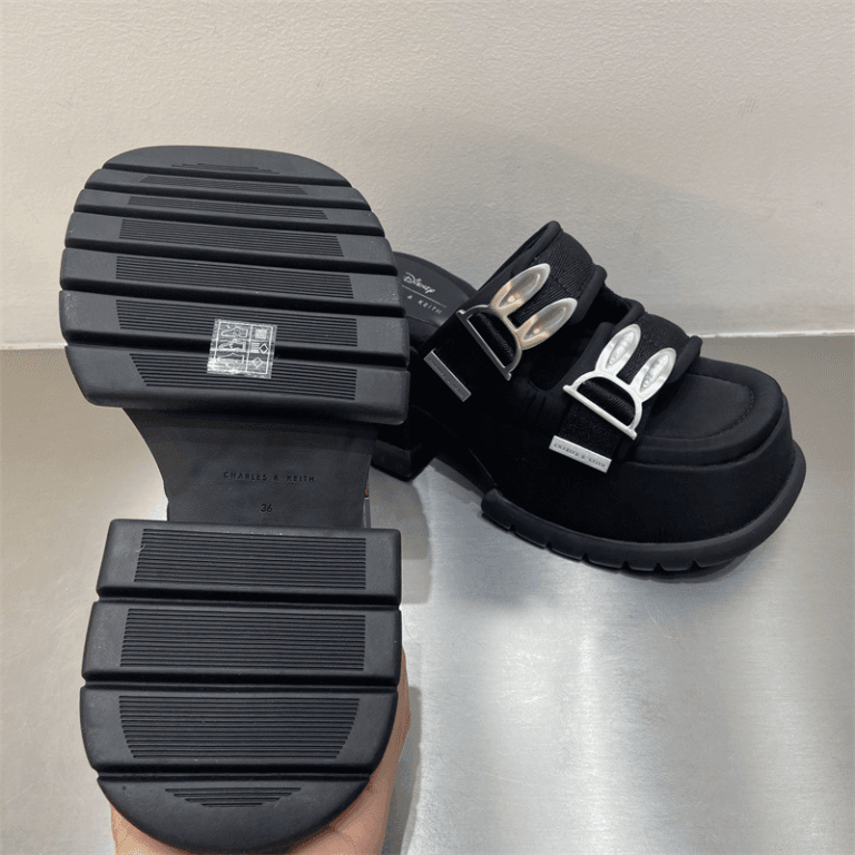 Super high heel thick bottom one-strap sandals for women 2023 new summer metal rabbit buckle heightening outdoor beach slippers.