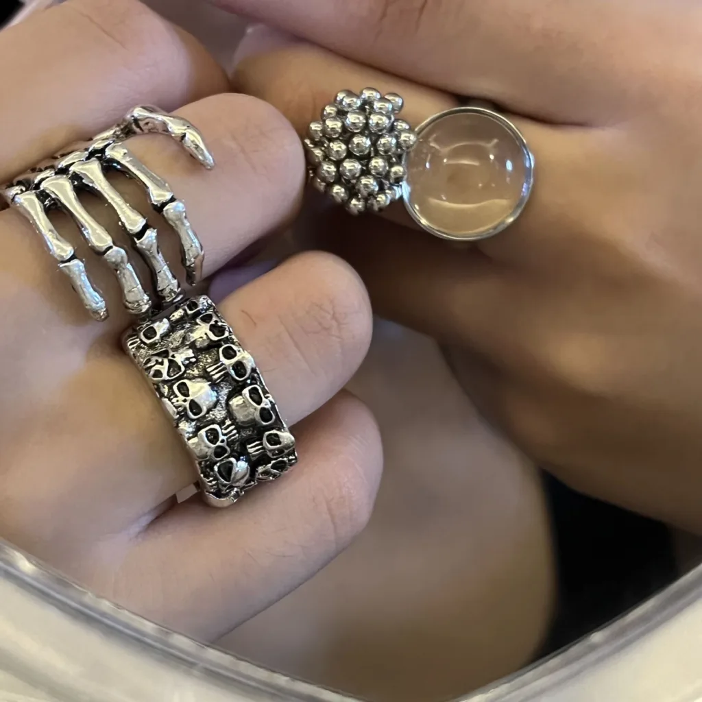 Niche design netro fashion brand skull claw couple ring for men and women - Image 3