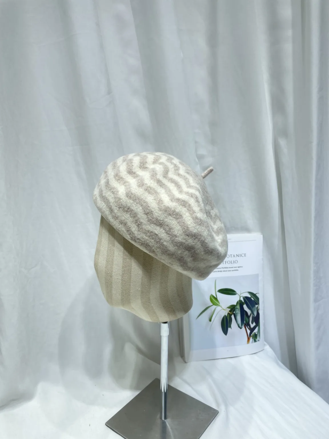 Korean version of fashion striped contrasting wool tweed beret hat women's autumn and winter retro literary painter pumpkin hat bud hat - Image 6