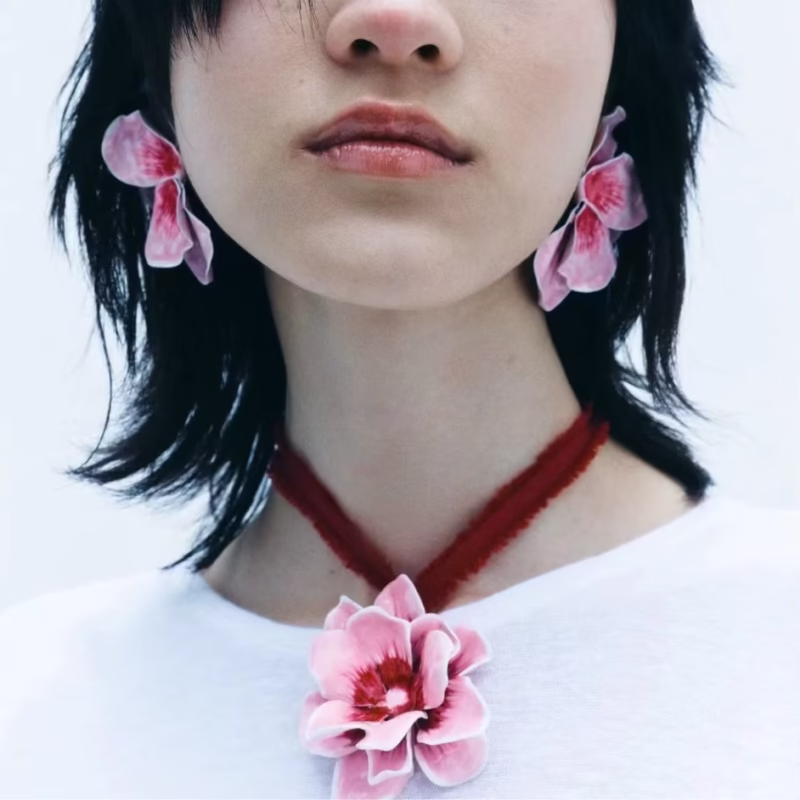 A European and American summer fashionable personality dripping oil petal standing system with necklace light luxury versatile pendant flower collarbone chain