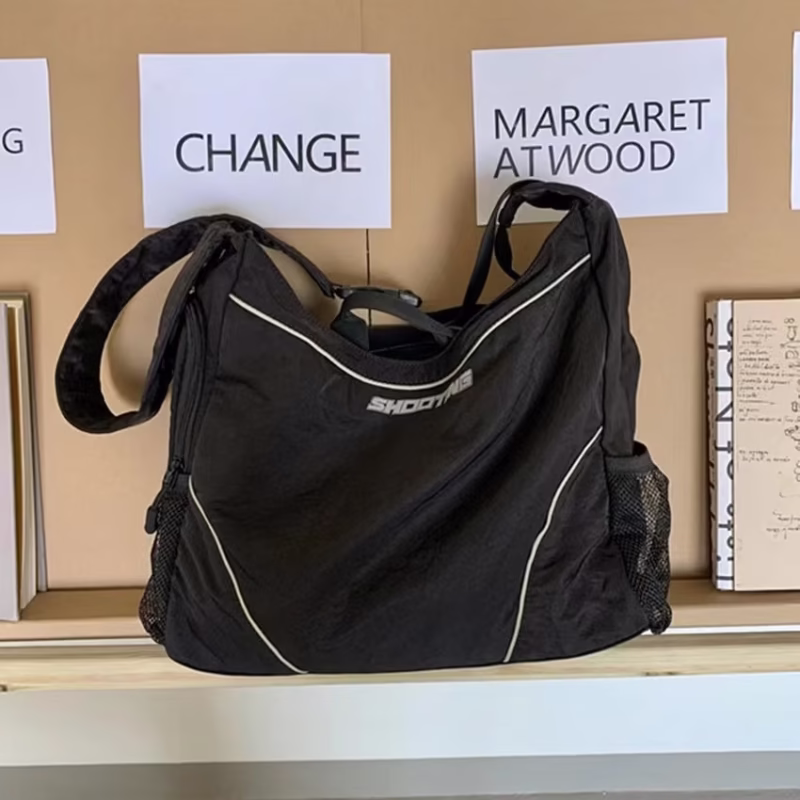 Super good-looking 2023 autumn and winter new Korean fashion brand sports style large-capacity casual black cross-body bag - Image 4