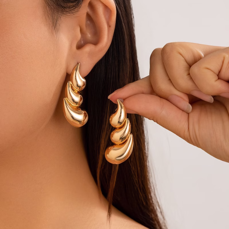 European and American cross-border design light-sensitive comma water drop earrings women fashion ins geometric metal earrings earrings - Image 2